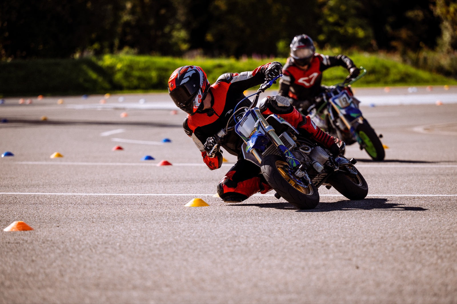 Mehrere Pitbikes gemeinsam beim Training in Röthis