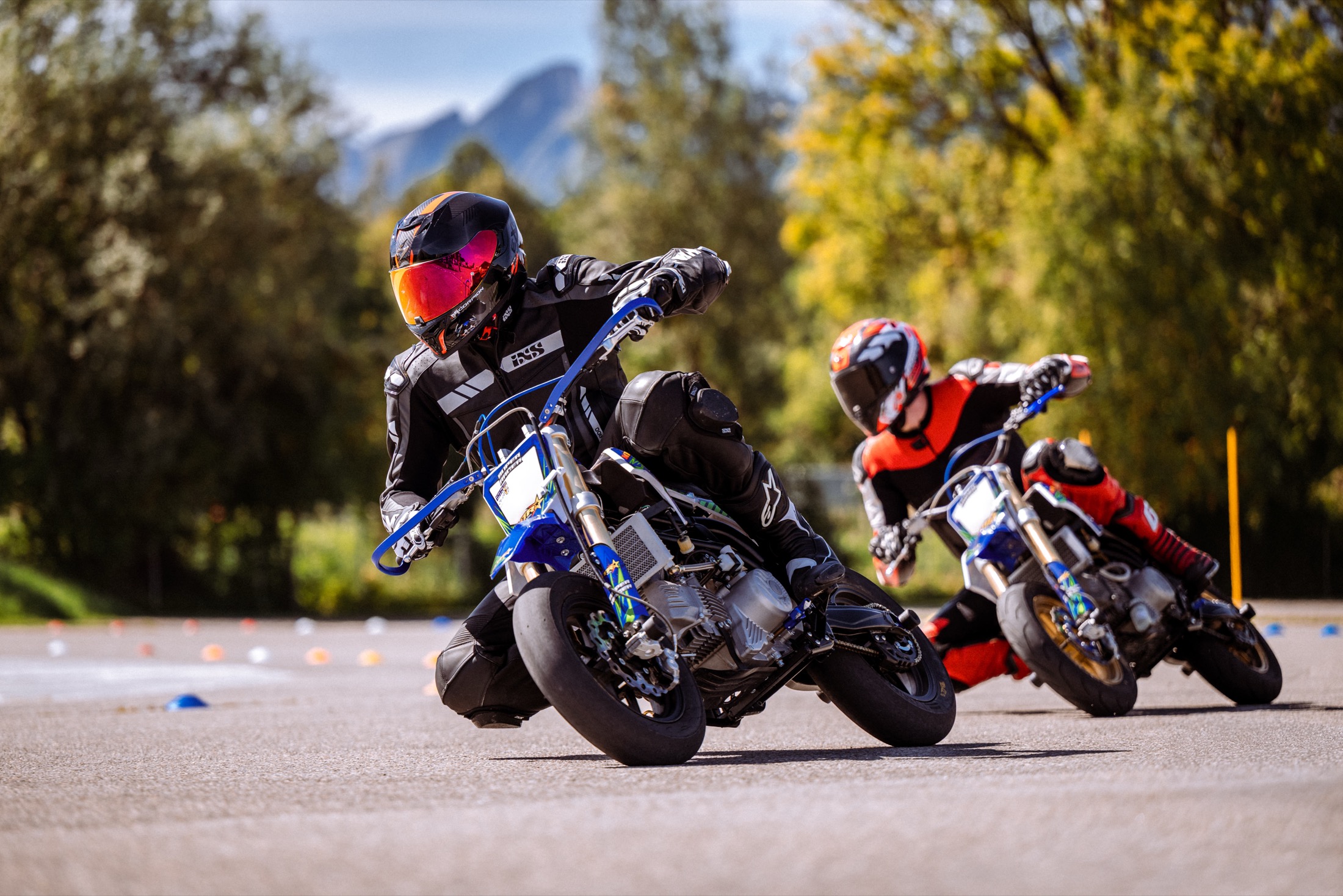 Pitbike-Fahrer beim betreuten Training in Röthis